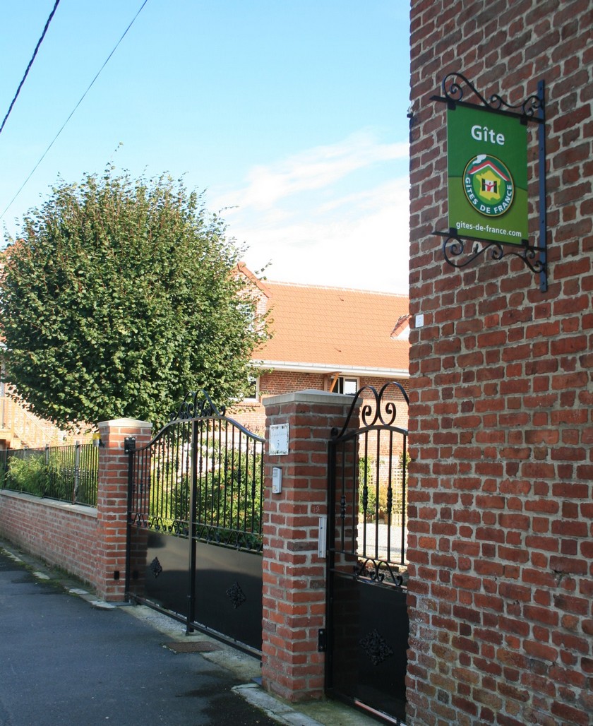 Entrée et cour du Gîte de l'Olivier à Willerval